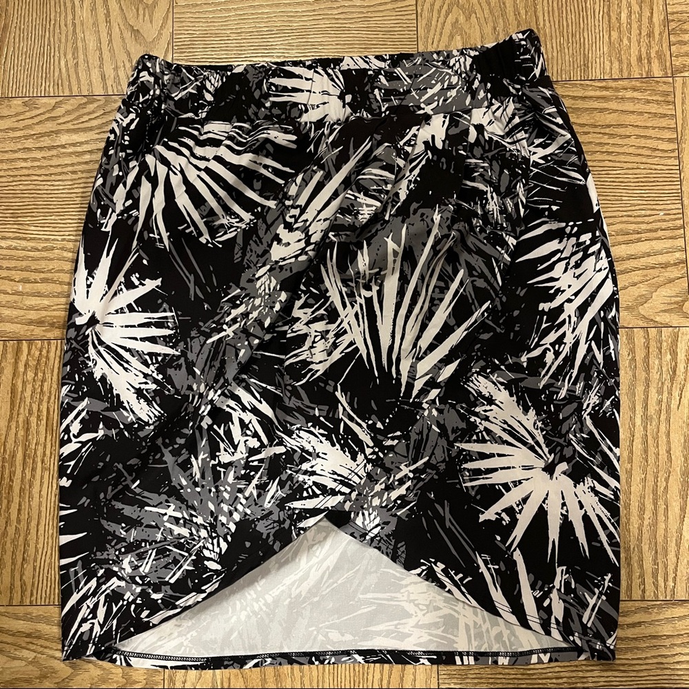 FABLETICS Clarissa II Black & White Palm Leaf Faux Wrap Skirt Size Small S NWOT